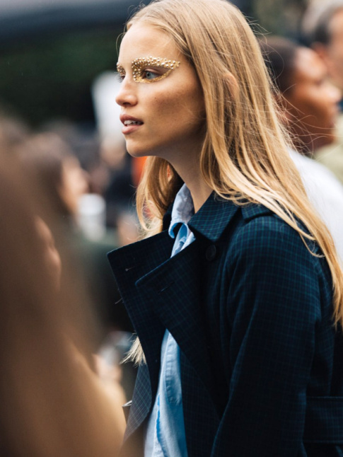 Oui au make up elfique futuriste susceptible de twister un look casual/classique !