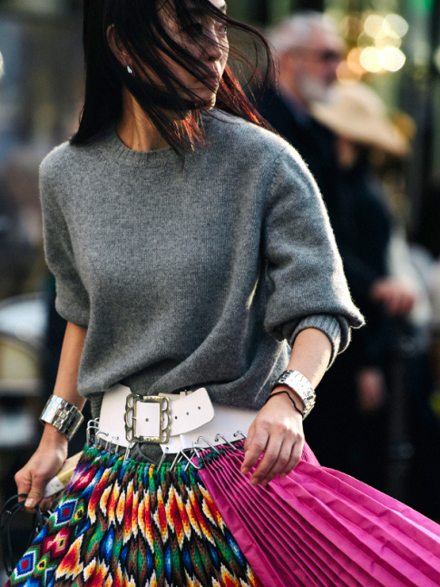 Toujours apaiser ses pices les plus conceptuelles au contact d'un simple pull col rond !
