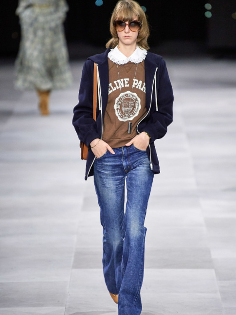 Col Claudine en dentelle + sweat marron + veste zippe bleu marine = le bon mix