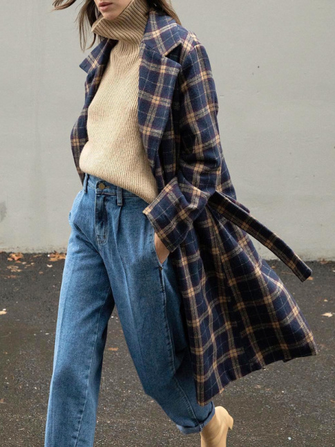 Trench  carreaux + pull col roul + jean cropped taille haute + talons = le bon mix