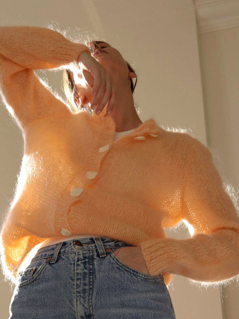 Cardigan mousseux mandarine + jean taille haute bleu dlav = le bon mix