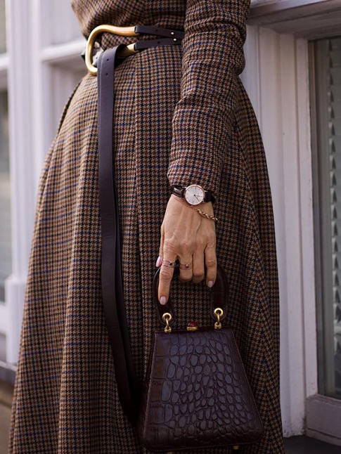 Carreaux marron + ceinture conceptuelle + petit sac no chic = le bon mix