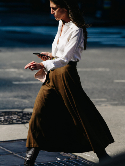 Chemise blanche + ample jupe en daim marron longueur mi-mollet = le bon mix