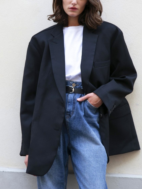 Le blazer oversize continue de faire des mules...