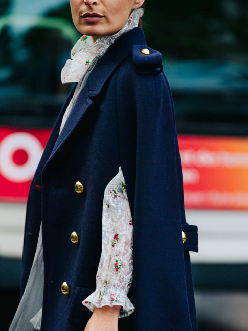 Cape bleu marine + blouse raffine = le bon mix