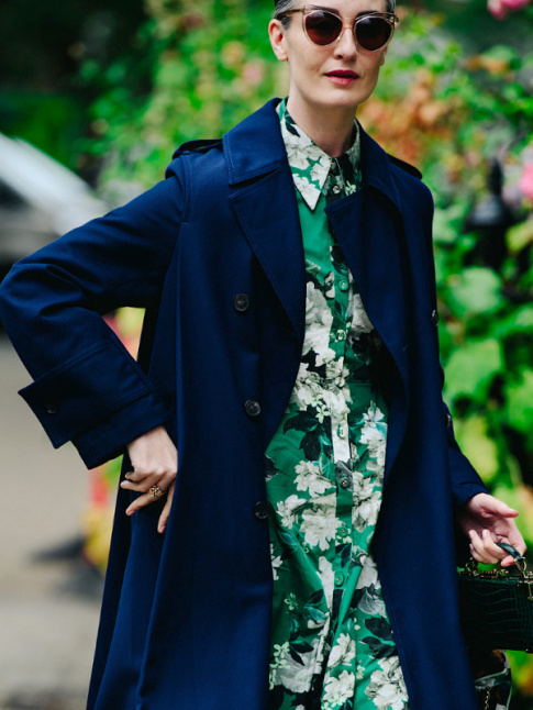 Trench coat + robe chemise fleurie = le bon mix