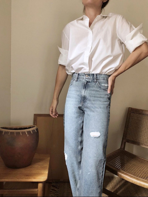 Rien de tel qu'une belle chemise blanche pour accompagner un jean boyfriend lgrement destroyed !