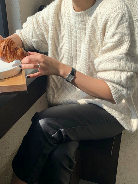 Oui au mariage entre pantalon en cuir et maille torsade duveteuse !
