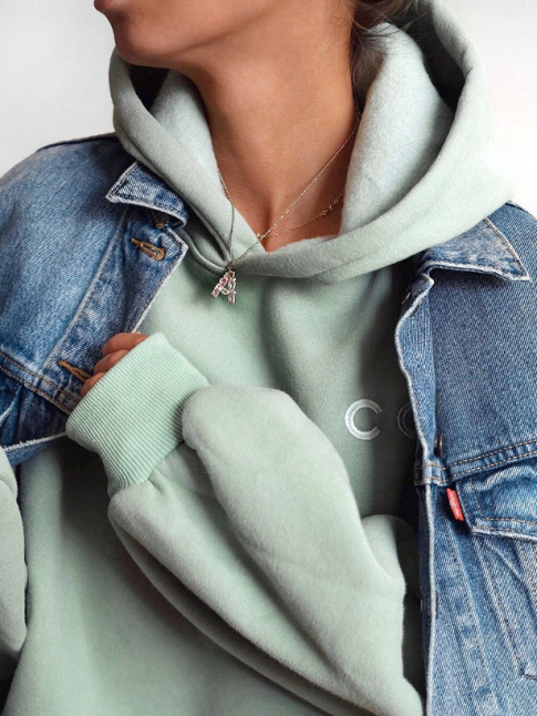 Sweat oversize vert d'eau + veste en jean = le bon mix