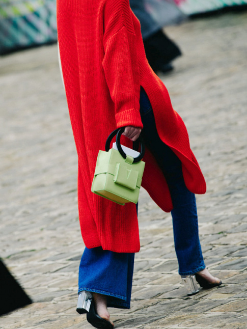 Travaille en tunique oversize, la robe pull se renouvelle avec brio