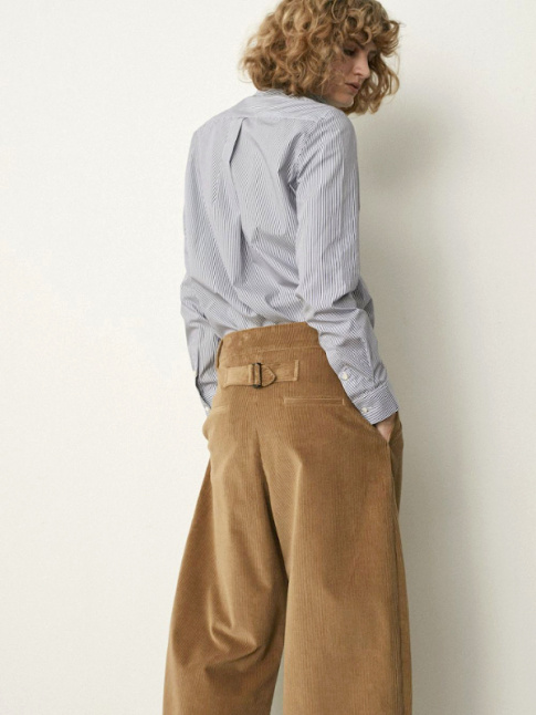 Pantalon large camel + chemise troite  rayures verticales = le bon mix