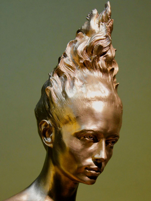 Mlant profil acr et regard de braise, cette sculpture captive par sa dlicatesse expressive