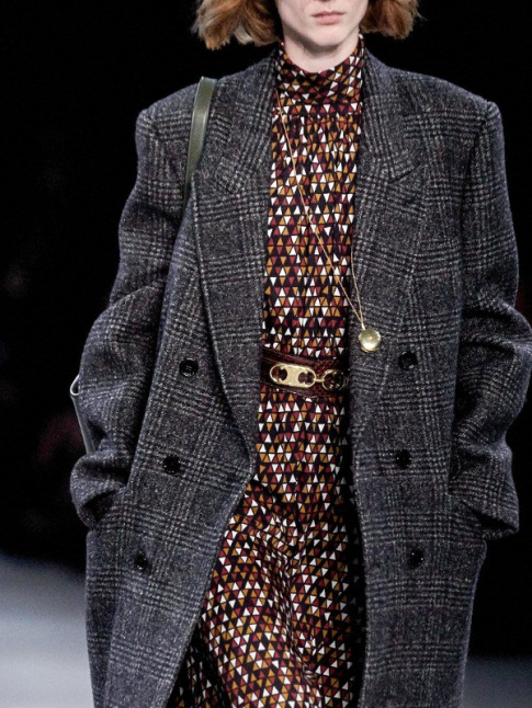 Oui au tlescopage entre robe fminine et manteau ultra masculin !