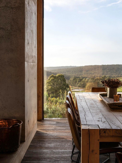 Immense baie vitre + table  manger rustique + chaises en cuir = le bon mix