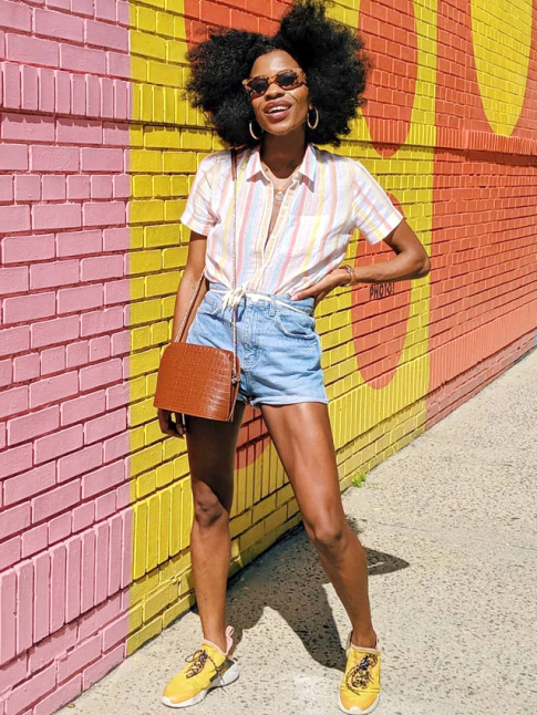 Chemise  rayures verticales pastels + short en jean + petit sac en cuir caramel = le bon mix