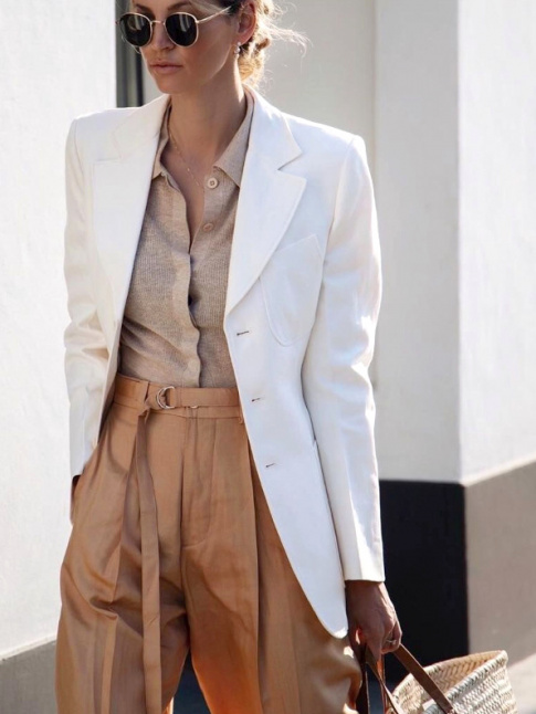 Rien de tel qu'une chemise en maille pour accompagner un costume estival !