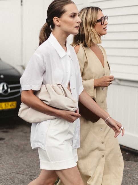 Oui au duo monochrome chemise/short relev au contact d'une pochette de caractre !