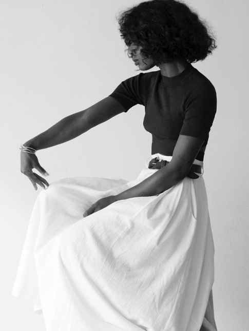 Ample jupe taille haute + ceinture + tee-shirt moulant col rond = le bon mix