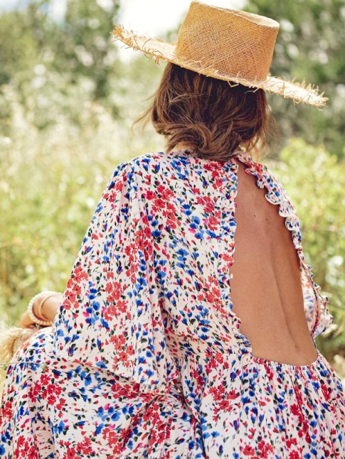 Rien de tel qu'un dos nu pour allger une ample robe longue !