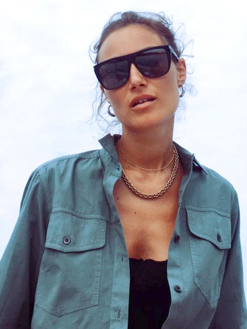 Chemise tomboy + accessoire glamour = le bon mix