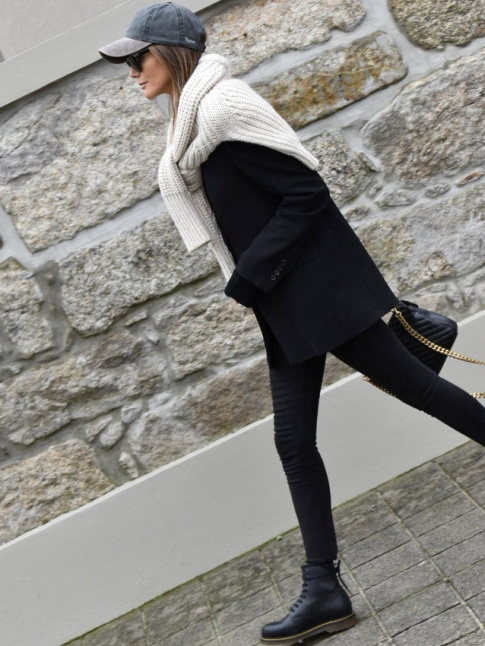 Rien de tel qu'un gros pull bien pais nou sur les paules pour relever un total look noir sans histoire !