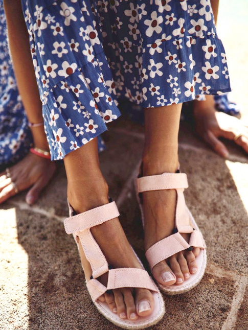 Dclines dans une tonalit girly, les sandales les plus sportives gagnent en portabilit prt--porter !