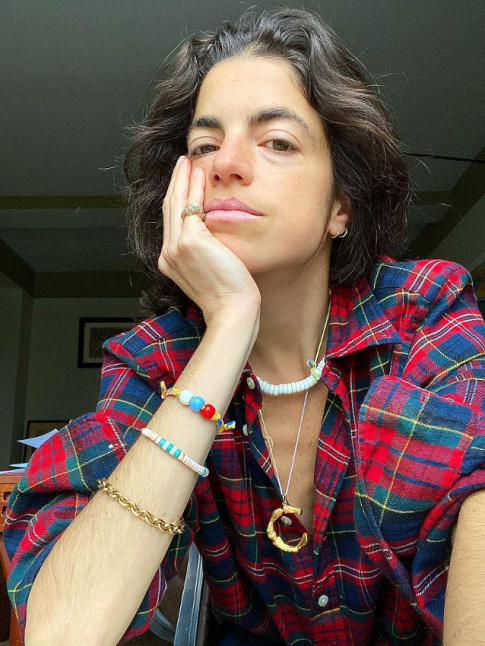 Chemise  carreaux cossais + accumulation de bijoux fantaisies = le bon mix
