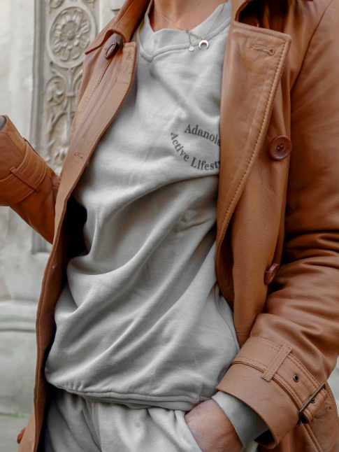 Veste en cuir + sweat sportswear = le bon mix