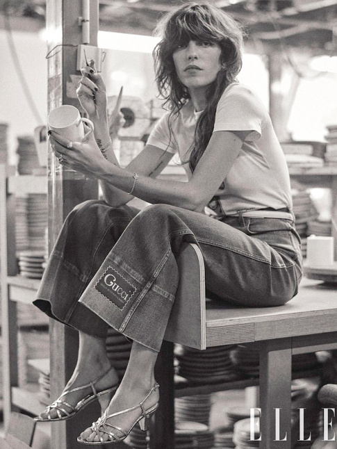 Un tee-shirt blanc, un jean bien coup, une paire de sandales dores... what else ?