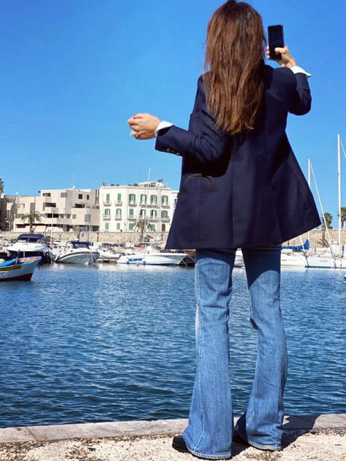 Blazer bleu marine + jean flare dlav = le bon mix