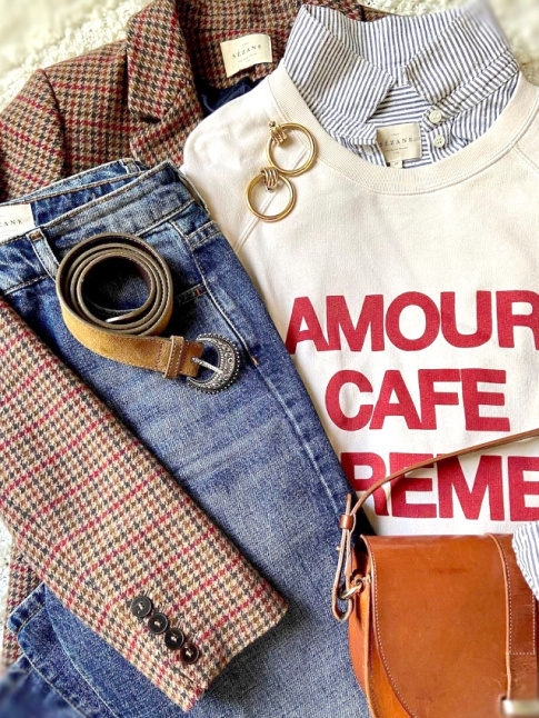 Blazer en drap de laine + sweat + chemise raye + sac en cuir fauve = le bon mix