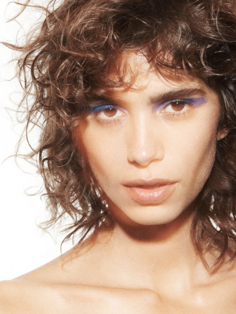 Cheveux boucls + maquillage graphique = le bon mix