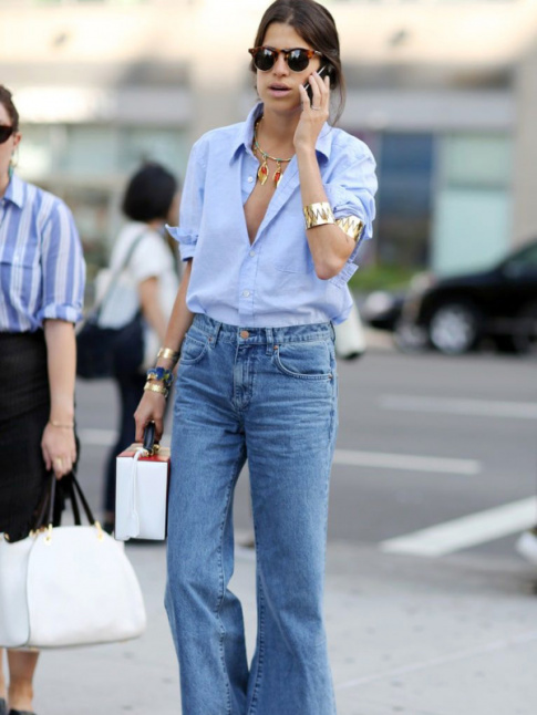 Jean large + chemise bleu ciel + sandales marron + accumulation de bijoux = le bon mix