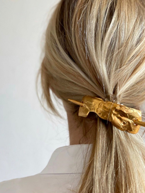 Rien de tel qu'un bijou de cheveux pour upgrader les coiffures les plus simples !