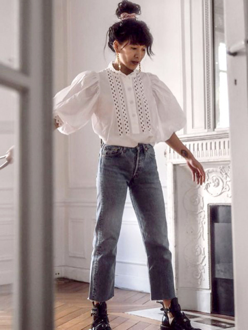 Jean droit 7/8 + blouse romantique + boots noires = le bon mix