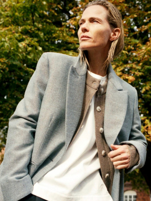 Blazer un peu grand + gilet cosy = le bon mix