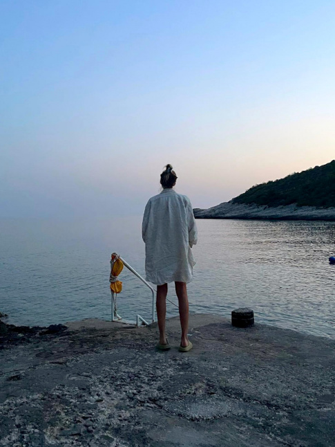 Longue chemise d'homme + aube sur la mer = le bon mix