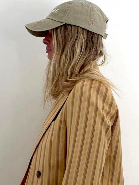Oui au mix casquette kaki/blazer un brin vieillot !