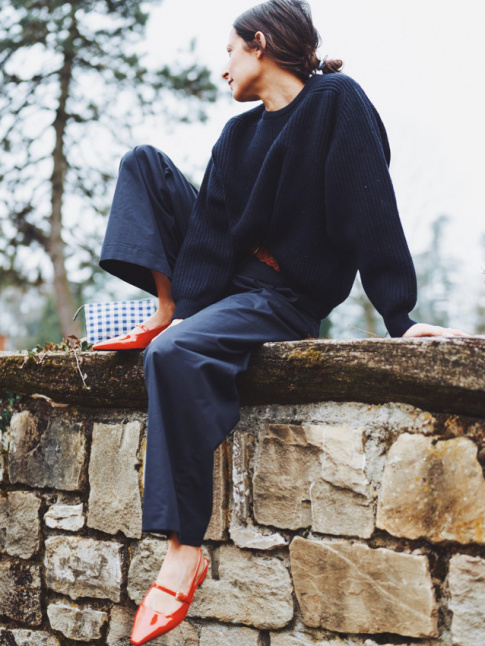 Rien de tel qu'une paire de souliers fminins pour twister le duo pantalon large/pull en grosse maille !