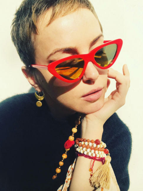 Pull sobre + coupe courte + accumulation de bracelets + lunettes cat-eye = le bon mix