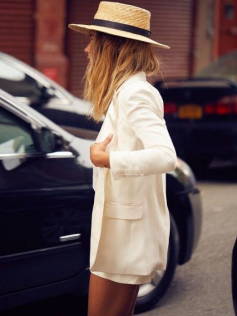 Associ  un ensemble blazer/short, le canotier gagne en subtilit