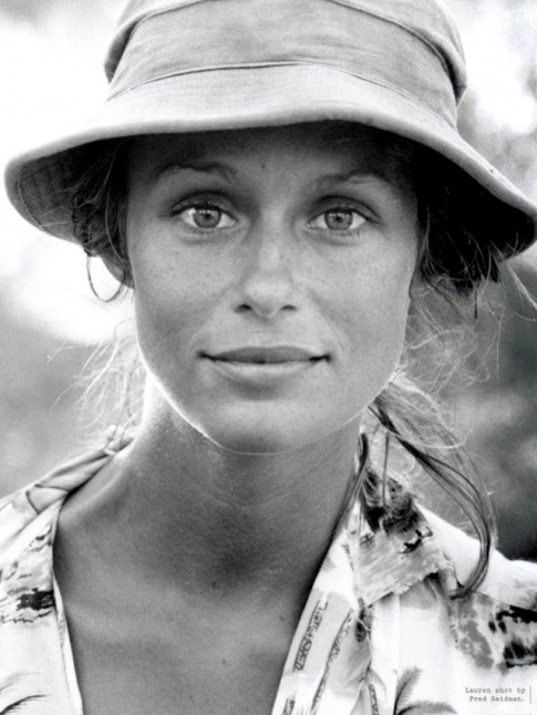 Bob + chemise hawaenne + Lauren Hutton = le bon mix