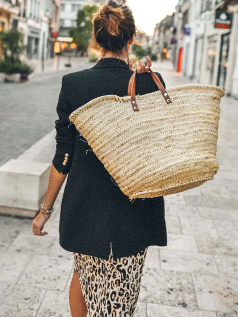 Cabas en osier tress un brin trop grand + blazer masculin + robe lopard = le bon mix