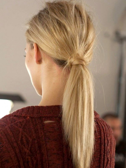 Cheveux lgrement froisss + coiffure sage = le bon mix