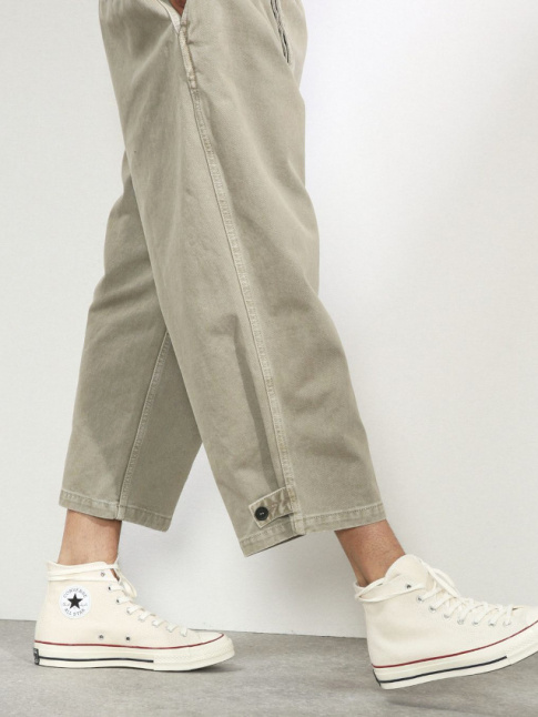 Chino kaki dlav 7/8 + converses blanches semi-montantes = le bon mix