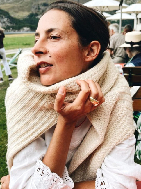 Grosse maille + blouse vintage + bague massive = le bon mix
