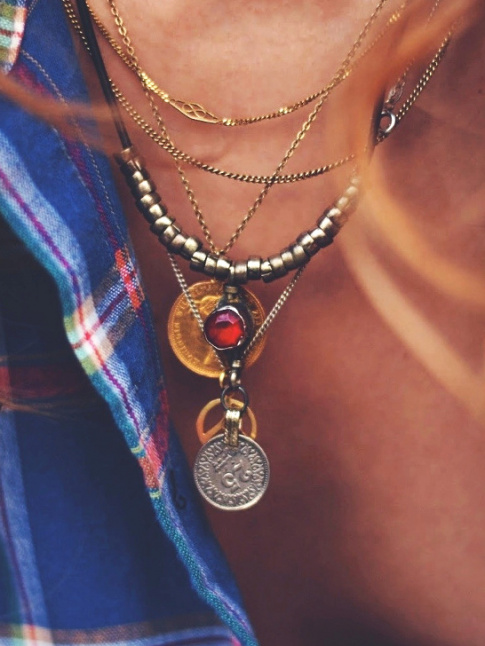 Chemise  carreaux bcheron + accumulation de colliers = le bon mix