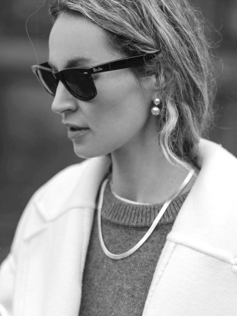 Textures cosy/minimalistes + bijoux purs = le bon mix