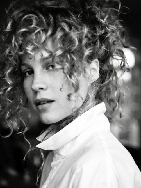 Boucles joliment dessines + chemise blanche + naturel = le bon mix