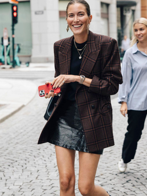 Blazer  carreaux marron + mini jupe en cuir noir = le bon mix
